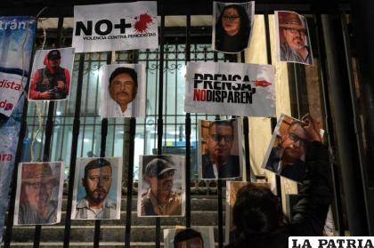 Una mujer coloca fotos de reporteros muertos durante una protesta nacional /AP Foto/Eduardo Verdugo