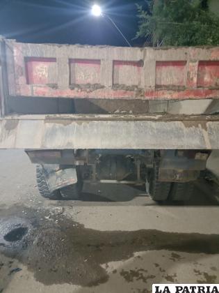 El camión Volvo fue impactado en la parte posterior /  Tránsito

