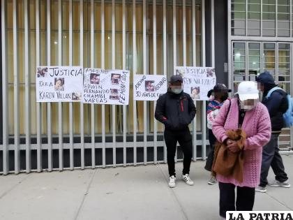 Familiares de Karen esperando el juicio oral /LA PATRIA