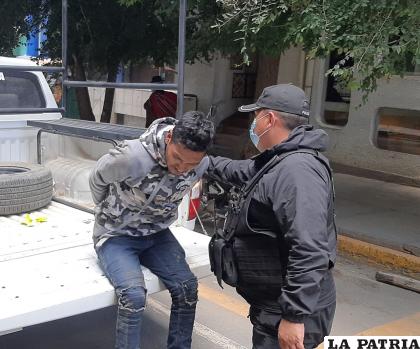 El agresor es llevado a la fuerza anticrimen /LA PATRIA