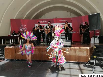  Presentación de la Antología al Toba /LA PATRIA