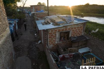 Los niños miran desde una ventana de su casa a la entrada de Puerta 8 
/AP Foto /Rodrigo Abd