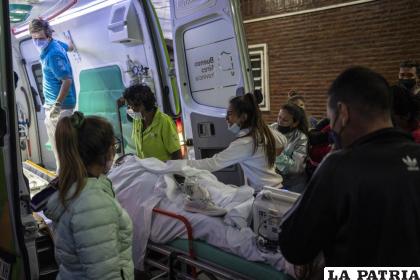 Familiares observan cómo un pariente que ha estado hospitalizado durante días después de consumir cocaína adulterada es transportado a otro hospital 
/AP Foto /Rodrigo Abd