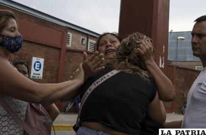 Una mujer, frente a la cámara, llora después de enterarse de que su hermano murió por consumir cocaína adulterada /AP Foto /Rodrigo Abd
