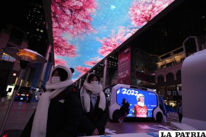 Promotores en un evento de los Juegos Olímpicos de Invierno 2022 esperan a los visitantes en un centro comercial en Beijing /AP Foto /Ng Han Guan
