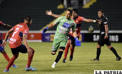 Iván Brun selló la victoria de la “U” de Sucre con uno de los mejores goles de la fecha /APG
