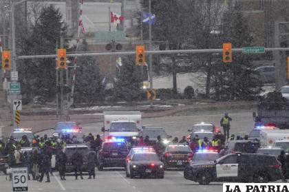 Policías forman filas de seguridad mientras hacen cumplir una orden judicial de desalojo de los manifestantes 
/Nathan Denette /The Canadian Press vía AP