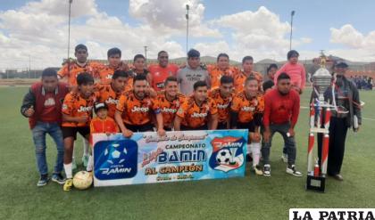 El equipo de Atlético Garcon flamante campeón de este torneo / LA PATRIA