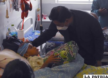 El ministro de Salud, Jeyson Auza visitó a los niños que padecen la enfermedad /APG