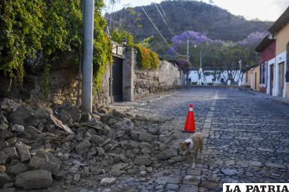 Las rocas llenan una calle después de que la pared de una casa se derrumbara parcialmente tras un terremoto /AP Foto /Santiago Billy