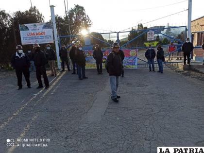 Momento en el que los trabajadores mineros pedían el pago de deudas a Vinto /Radio Nacional de Huanuni