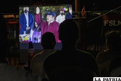 Gente mira en una pantalla gigante, el juramento del presidente Daniel Ortega para un cuarto periodo consecutivo /AP Foto /Andrés Núñez, File