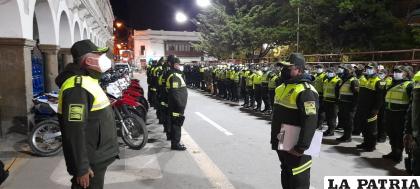 Uniformados formaron frente a la Gobernación para salir a patrullar / LA PATRIA