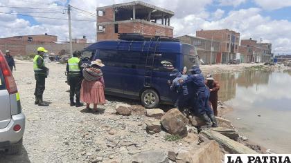 Los trabajadores del lavado de autos tuvieron que sacar el motorizado /LA PATRIA