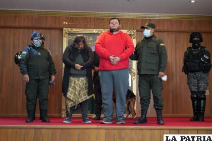 Las dos personas fueron beneficiadas con detención domiciliaria pese a tener condena /Ministerio de Gobierno
