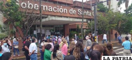 Trabajadores de Sedes iniciaron con el paro de 24 horas /El Deber