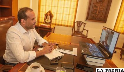 El gobernador cruceño se reunió de forma virtual con el relator de la ONU /RR.SS.
