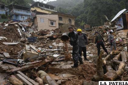 Rescatistas trabajan en el operativo de búsqueda de víctimas 
/AP Foto /Silvia Izquierdo