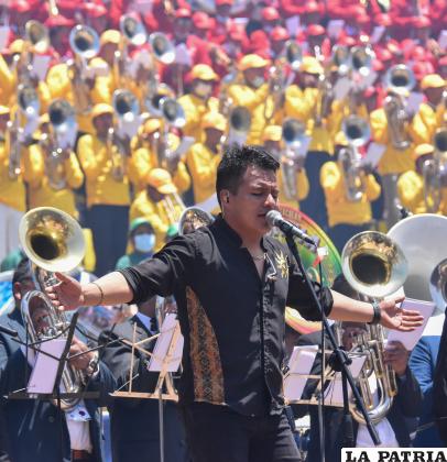 Luis Ticona y su pasión por el canto hizo vibrar al público /LA PATRIA