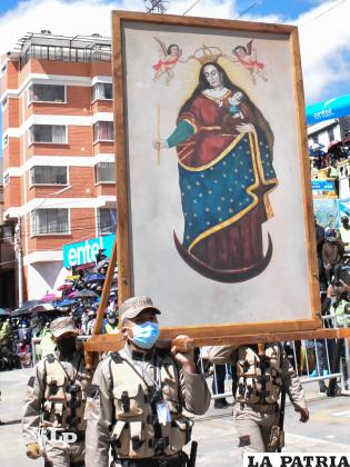 La imagen de la 
Virgen del Socavón fue recibida con 
mucha pleitesía
/LA PATRIA
