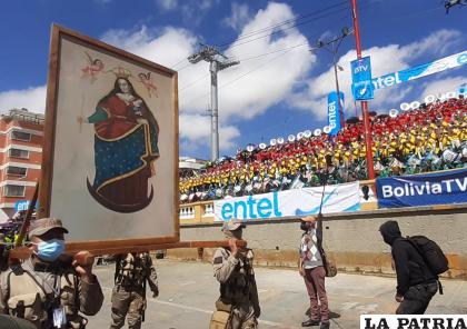 Momento emotivo en el ingreso de la imagen de la Virgen del Socavón /LA PATRIA