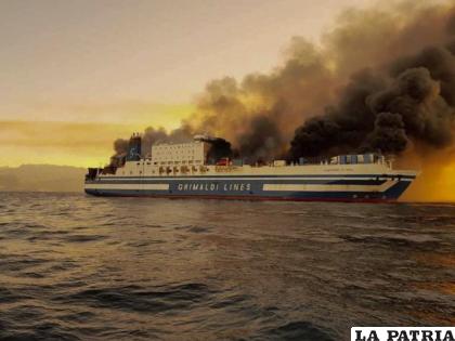 Un transbordador en llamas, en el Mar Jónico / Lazos Mantikos/debater.gr. vía AP