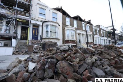 Escombros de los tejados de tres casas afectadas por el paso de la tormenta Eunice  /James Manning PA /vía AP