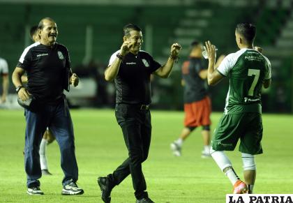 Erwin Sánchez felicita a Hugo Dorrego por la conquista el gol del triunfo /APG