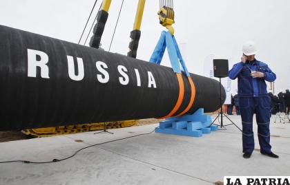 Un obrero ruso en el gasoducto Nord Stream en la bahía de Portovaya 
/AP Foto/Dmitry Lovetsky, Archivo