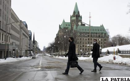 El primer ministro de Canadá Justin Trudeau cruza la calle Wellington en Ottawa Adrian Wyld /The Canadian Press vía AP