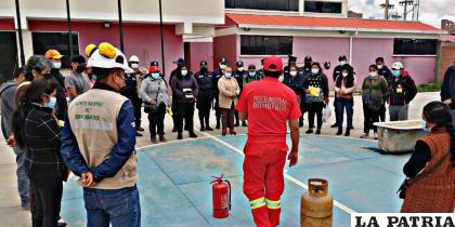 Capacitación a comerciantes de comida /Policía