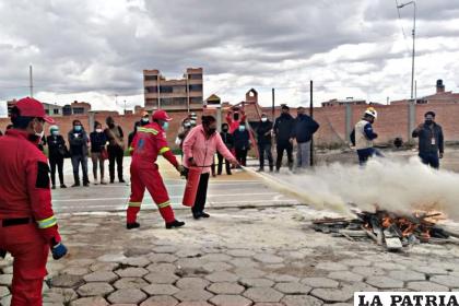 Los asistentes aprenden a usar el extintor /Policía