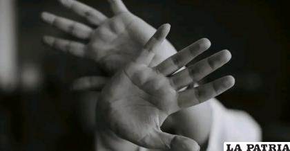 La joven fue agredida por su amigo /Referencial