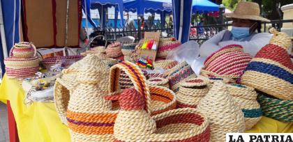 Las artesanías del lago Uru-Uru, una atracción de la feria /LA PATRIA