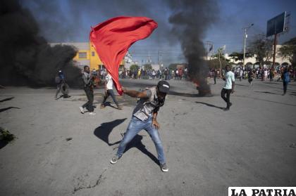 Empleados de fábricas protestan para exigir aumentos salariales /AP Foto/Odelyn Joseph