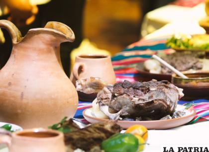 Platos orureños esperan a ser degustados por propios y extraños en el Carnaval de Oruro /Gador