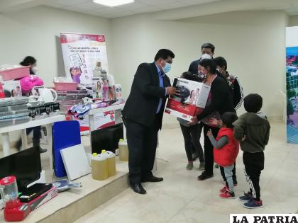 Entrega de ayuda a familias necesitadas / LA PATRIA