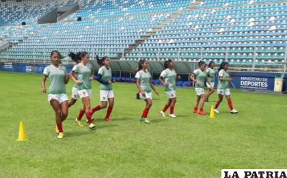 Las integrantes de la selección boliviana entrenan en Villa Tunari /FBF
