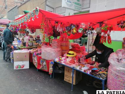 Venta de cotillones y serpentinas para la Ch’alla
/LA PATRIA