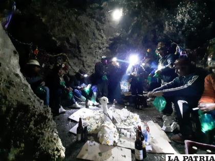 Mineros ingresaron a la Ch’alla al interior de la mina 
/Guillermo Pacheco 
