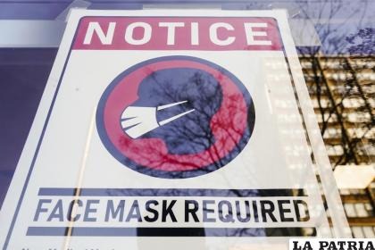 Letrero que solicita el uso de mascarillas para frenar la propagación del coronavirus /AP Foto/Matt Rourke, Archivo
