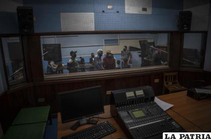 Actores ensayan para la grabación de la radionovela “La lluvia eres tú” en Radio Progreso en La Habana /AP Foto/Ramón Espinosa