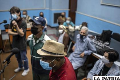 Actores esperan mientras otros ensayan la radionovela “La lluvia eres tú” en el estudio de grabación de Radio Progreso /AP Foto/Ramón Espinosa