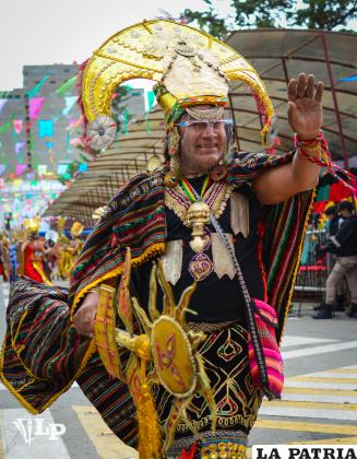 Un integrante de los Hijos del Sol Los Incas baila con alegría /LA PATRIA
