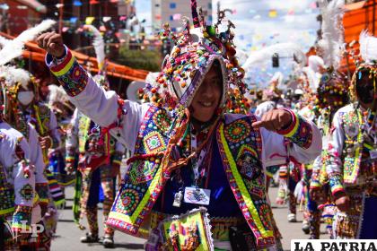 Los Tinkus Tolkas bailaron con energía en la Entrada del Sábado de Peregrinación /LA PATRIA