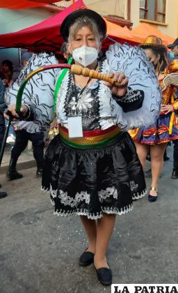 La señora Gladys Fernández fundadora de los Sambos Caporales bailó con un traje de la década del 70 /LA PATRIA