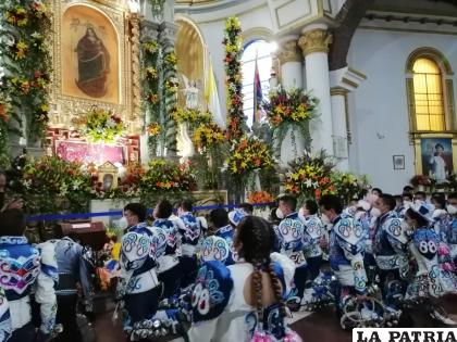 Danzarines ante la imagen de la Virgen del Socavón /LA PATRIA