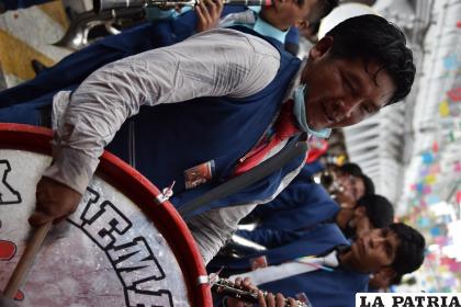 Los músicos mostrando cansancio, pero aún con fuerzas para continuar su recorrido
