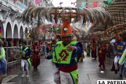 Los Suris UTO exhibiendo sus fabulosos sombreros