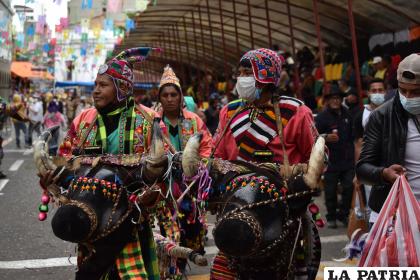 Los tinkus Huajchas con su tradicional “torito”
